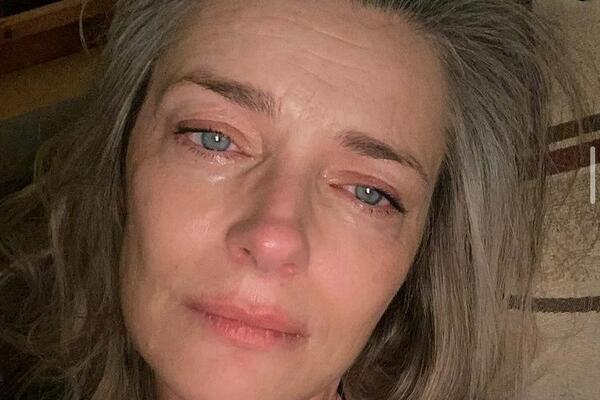 DEPRESIVNA FAZA! MANEKENKA (55) ŠOKIRALA JE SVET KADA SE SLIKALA POTPUNO GOLA: Sada svi zabrinuti za nju!