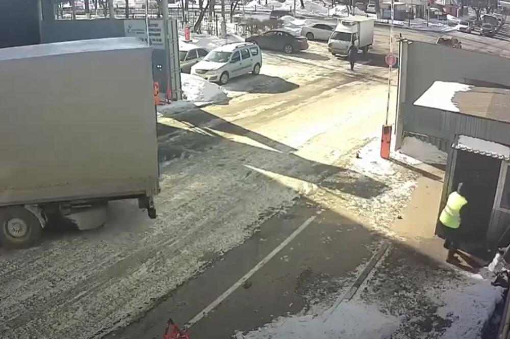 MUŠKARAC IZBEGAO SIGURNU SMRT: "Odbegli" kamion krenuo u rikverc, radnika u prijavnici spasio kolega! (VIDEO)
