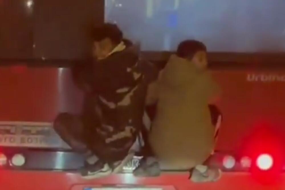 DEČACI SE OKAČILI NA AUTOBUS LINIJE 23: Opasna dečija igra, IMALI VIŠE SREĆE NEGO PAMETI (VIDEO)