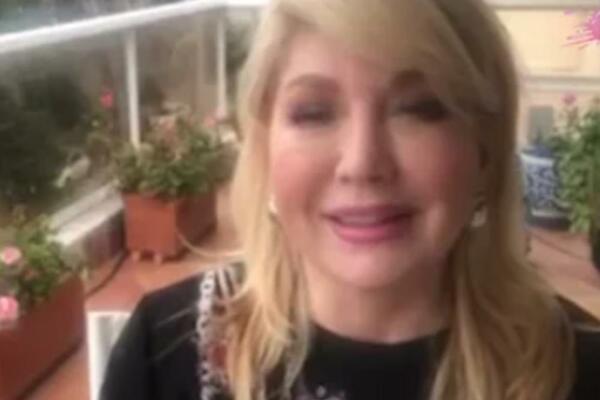 UOPŠTE JOJ NIJE PRIJATNO! VODITELJKA 'ZAGLAVILA' U GRČKOJ: U karantinu je, UŽASNO se dosađuje! (FOTO)