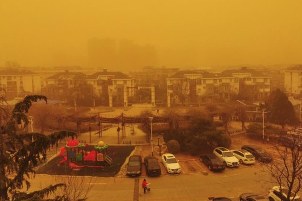 APOKALIPTIČNA SCENA IZ PEKINGA: Stigao PESAK iz pustinje Gobi, građani ne izlaze na ulice (FOTO)
