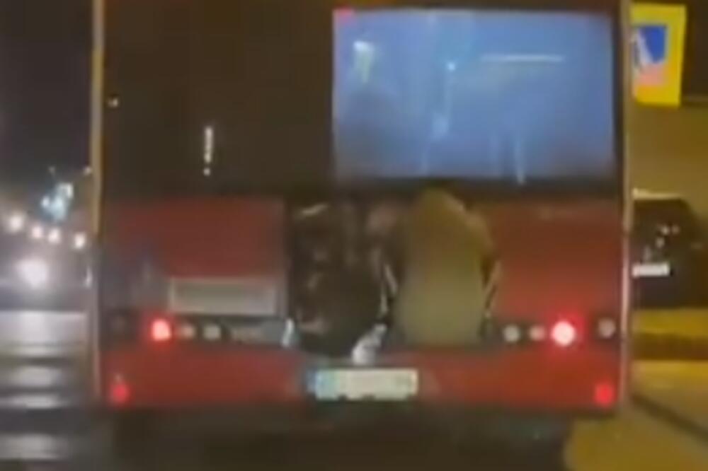 NEMOJTE OVO POKUŠAVATI NIKAKO! Dva dečaka se vozila zakačena za autobus na liniji 23 (VIDEO)
