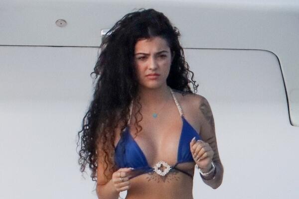 NJEN ŽIVOT U STOPU PRATI 17 MILIONA LJUDI, BAHATI SE SA BOGATAŠIMA: Optužila je MAJKU ZA KRAĐU i eksploatisanje!