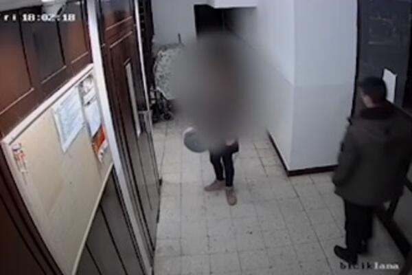 MANIJAK VREBA NA CERAKU: Čeka da maloletne devojčice uđu u zgradu, a onda KREĆE DA SE SKIDA! (VIDEO)