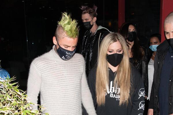 SLAVNA PEVAČICA JE VEĆ GODINAMA MRTVA? Svi tvrde da IMA DVOJNICU, naježićete se! (VIDEO)