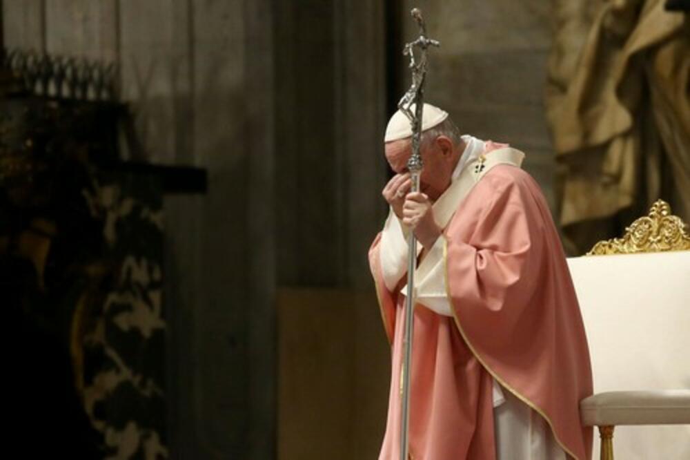 "BOG NE ŽELI CRKVU": Muškarac prekinuo audijenciju papa Franje, opšti haos u Vatikanu (VIDEO)