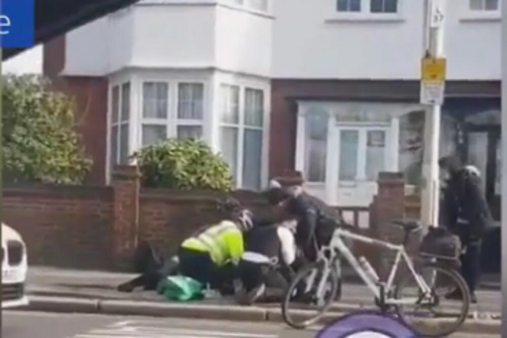 TINEJDŽER (16) IZ LONDONA SE BORI ZA ŽIVOT: Napadač ga izbo nožem na ulici usred bela dana!