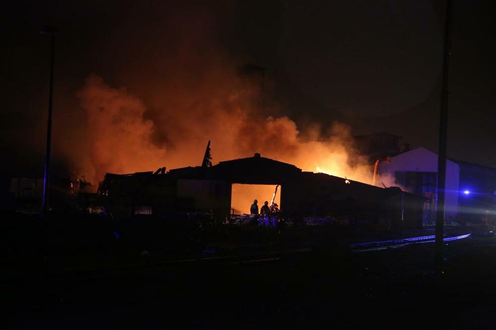 50 VATROGASACA SE BORI SA STIHIJOM: Paklen požar u Valpovu, gori FABRIKA