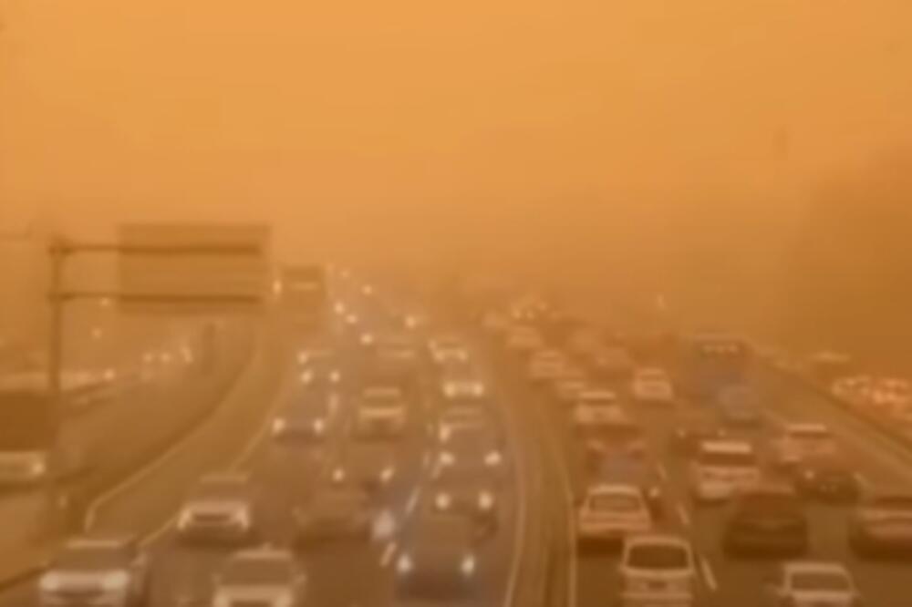 CRVENA APOKALIPSA ZADESILA PEKING: Glavni grad Kine pogodila najveća preščana oluja, stvorio se strah! (VIDEO)