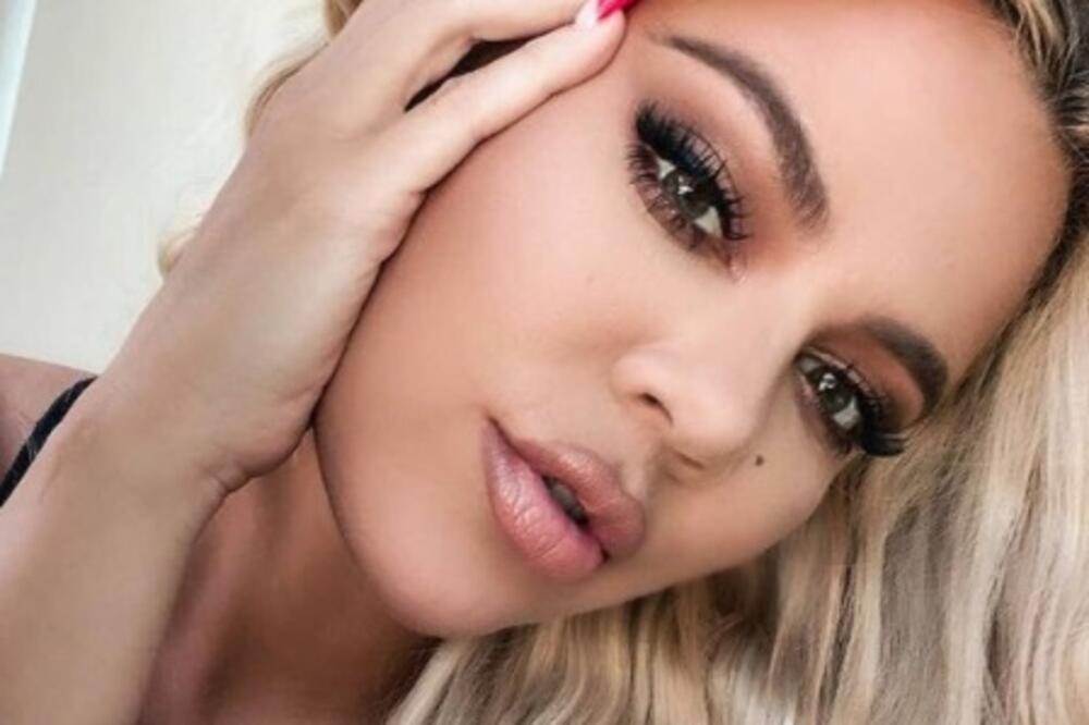 PRESLIKANE SU, KAO JAJE JAJETU: Svi pogledi su bili uprti u pevačicu, pomešali je sa Kloi Kardašijan!