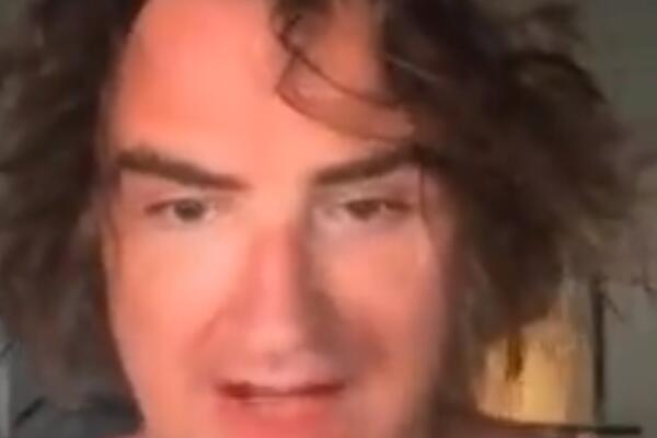 ŽELJKO MITROVIĆ SKINUO SVE SA SEBE I ZAPEVAO! Šta treba da znači ovaj IZBOR PESME? (VIDEO)