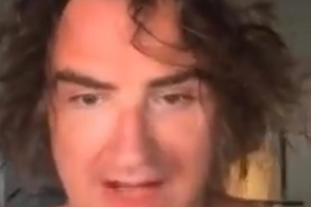 ŽELJKO MITROVIĆ SKINUO SVE SA SEBE I ZAPEVAO! Šta treba da znači ovaj IZBOR PESME? (VIDEO)