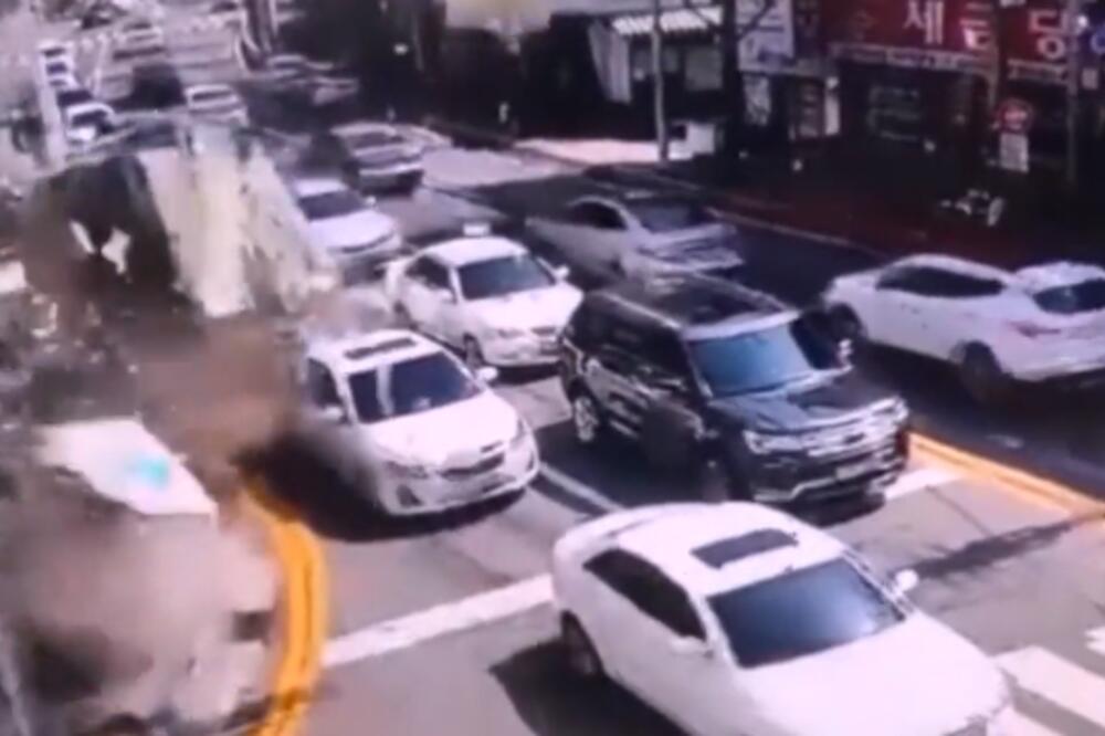 STRAVNIČNA SAOBRAĆAJNA NESREĆA UHVAĆENA NA SNIMKU! Vozač kamiona se zakucao u ZGRADU i to u centru GRADA! (VIDEO)