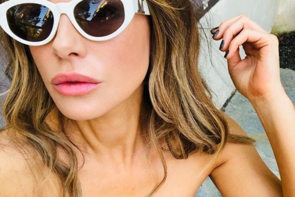 IMA 50 GODINA I TELO KAO MNOGO MLAĐE DEVOJKE: Svi ostanu FRAPIRANI kad se glumica SKINE, a tek kad ČUČNE GOLIŠAVA