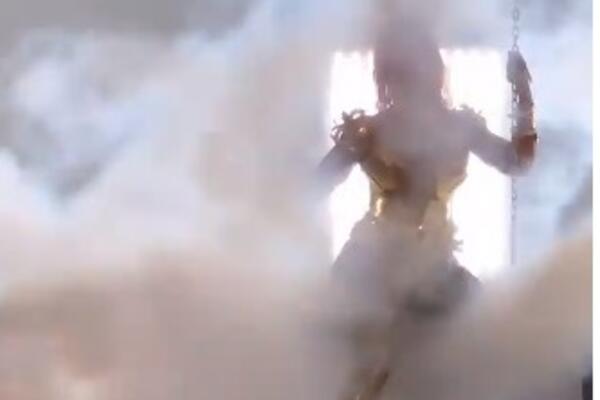 KARLEUŠA SE ZAPALILA NA SNIMANJU: Gasili vatru PROTIVPOŽARNIM APARATOM, GORELA JOJ GLAVA! (FOTO)