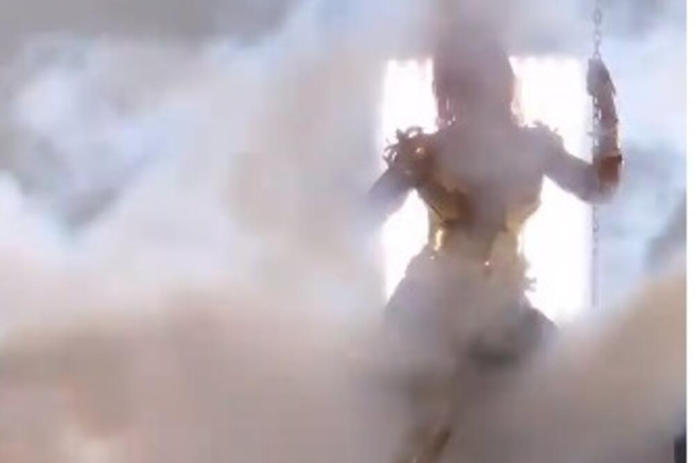 KARLEUŠA SE ZAPALILA NA SNIMANJU: Gasili vatru PROTIVPOŽARNIM APARATOM, GORELA JOJ GLAVA! (FOTO)