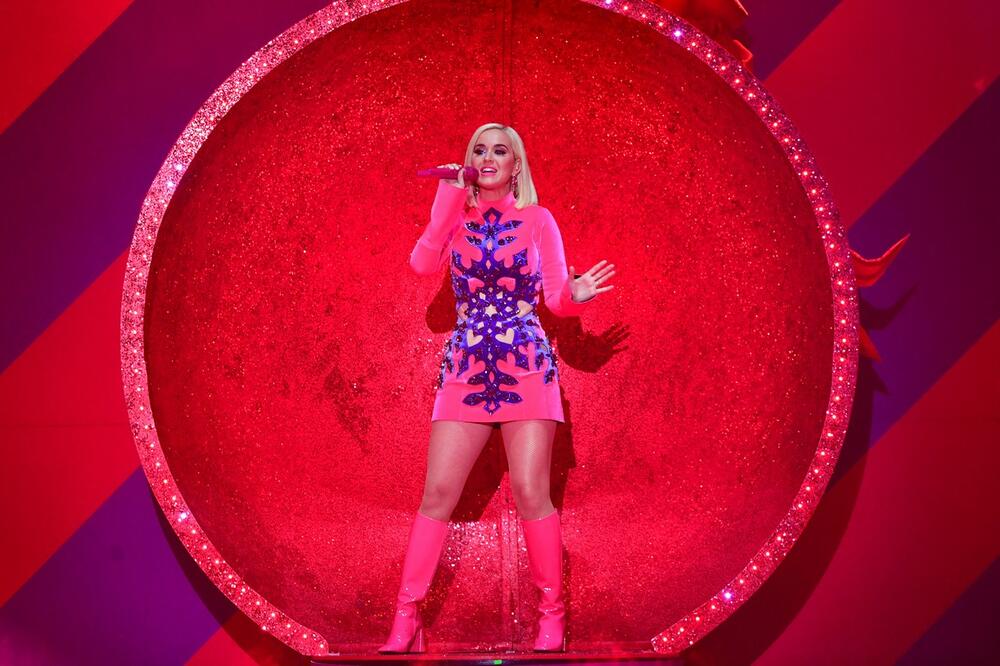 PUŠTA DLAKE! PEVAČICA SE MAKSIMALNO OPUSTILA OTKADA JE RODILA DETE: Noge na sto, više ih i ne BRIJE! (FOTO)