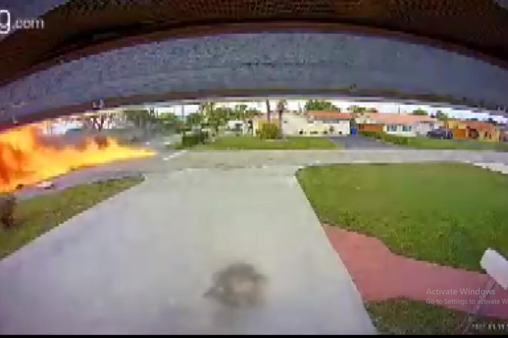 STRAVIČNA NESREĆA ZABELEŽENA KAMERAMA: Avion se srušio na automobil u kome su bili MAJKA i SIN (VIDEO)