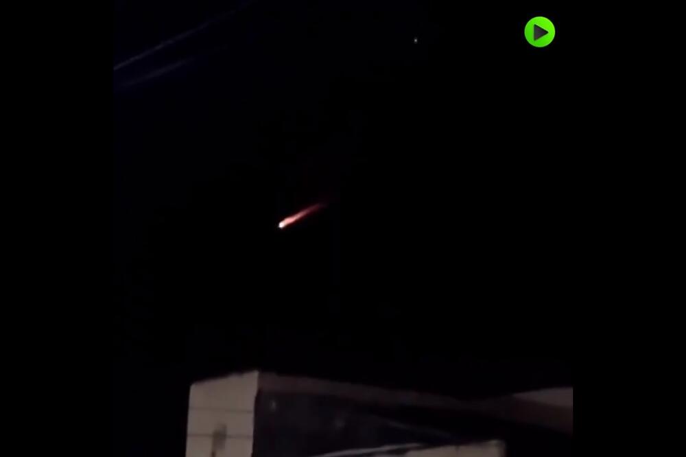 NEBO JAKUTIJE OBASJANO JAKOM NARANDŽASTOM SVETLOŠĆU: Meteorit ili smeće sa svemirske stanice? (VIDEO)