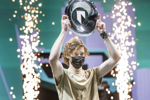 DO SAD JE ZARADIO 8 MILIONA U KARIJERI, PA ZAKUKAO: Nemam para ni da kupim sebi stan!