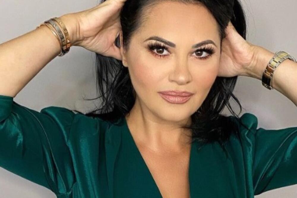 CEO DUBAI IZGOREO OD VRELINE! JANA NE KRIJE DA JE PONOSNA VLASNICA NAJVEĆIH GRUDI NA ESTRADI: Neće vam biti DOBRO!