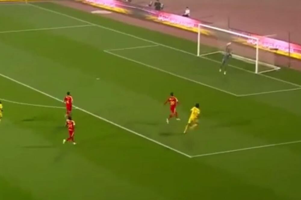 A VITAS KADAR NEVERA: Tavambin projektil probušio mreži na debiju trenera koji se stidi što je Srbin! (VIDEO)