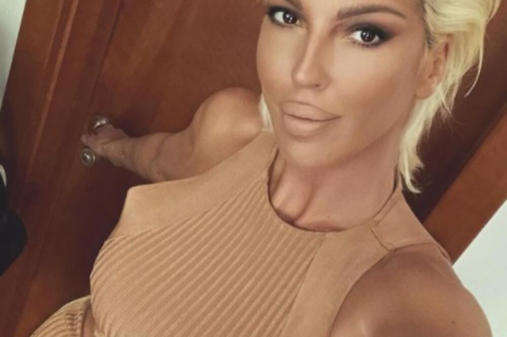 POSLE PRASICE RIJANE, NASMEJAĆE VAS IMENA KOJA JE DALA PSU I MAČKI: Jelena Karleuša POBEDILA u odabiru!