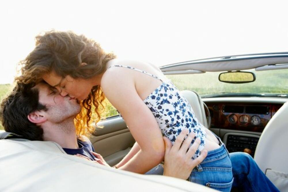 ŽENAMA JE OPTIMALNO 10 CM: Pored širokih ramena, VELIKIH DLANOVA, ovo je ono što prvo PRIMETIMO!