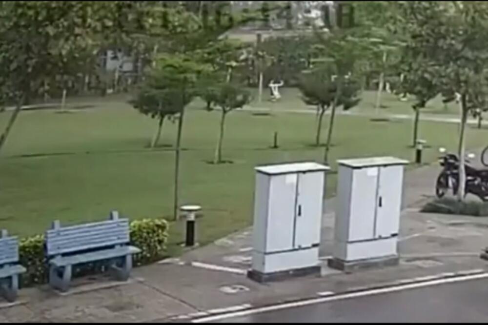 JEZIVA TRAGEDIJA: Sakrili se od kiše a onda ih udario GROM, jedan od četvorice momaka podlegao povredama (VIDEO)