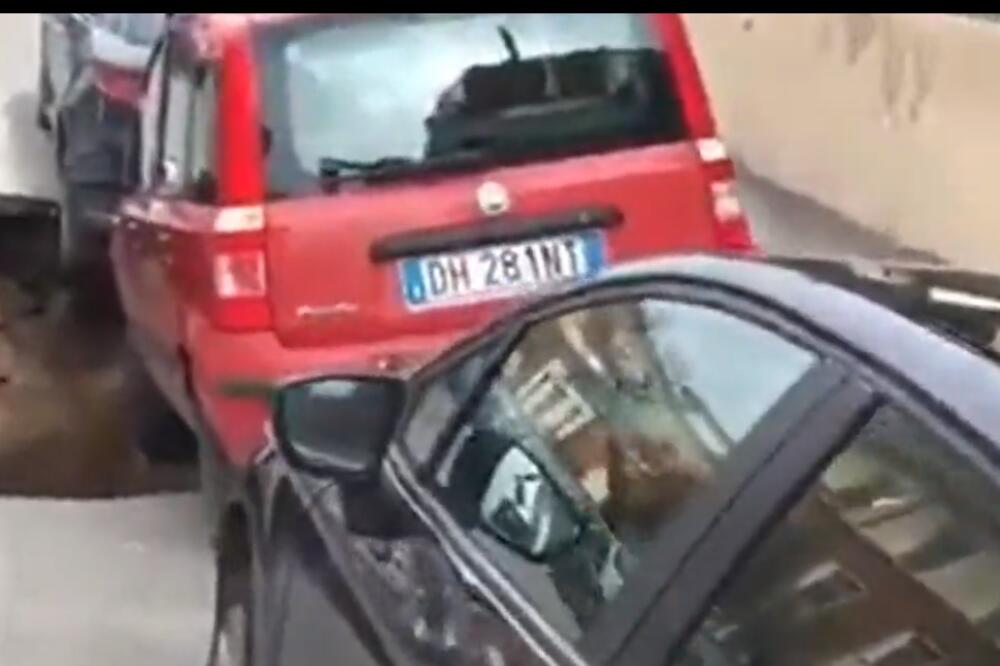 ŠOK! VLASNIKE AUTOMOBILA SAMO ŠTO NIJE STREFILA SRČKA: Na sred ulice se otvorila OGROMNA RUPA! (VIDEO)