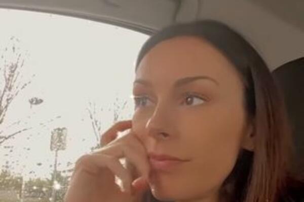 SREĆNA! SLOBA MIĆALOVIĆ SE OPUŠTA UZ BAJAGINE STIHOVE: Njoj ne smeta beogradska gužva! (FOTO)