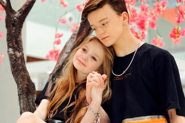 DEVOJČICA (8) U VEZI SA TINEJDŽEROM, NJENA MAMA IH PODRŽAVA! Planeta je u potpunom ŠOKU zbog ove objave (FOTO)