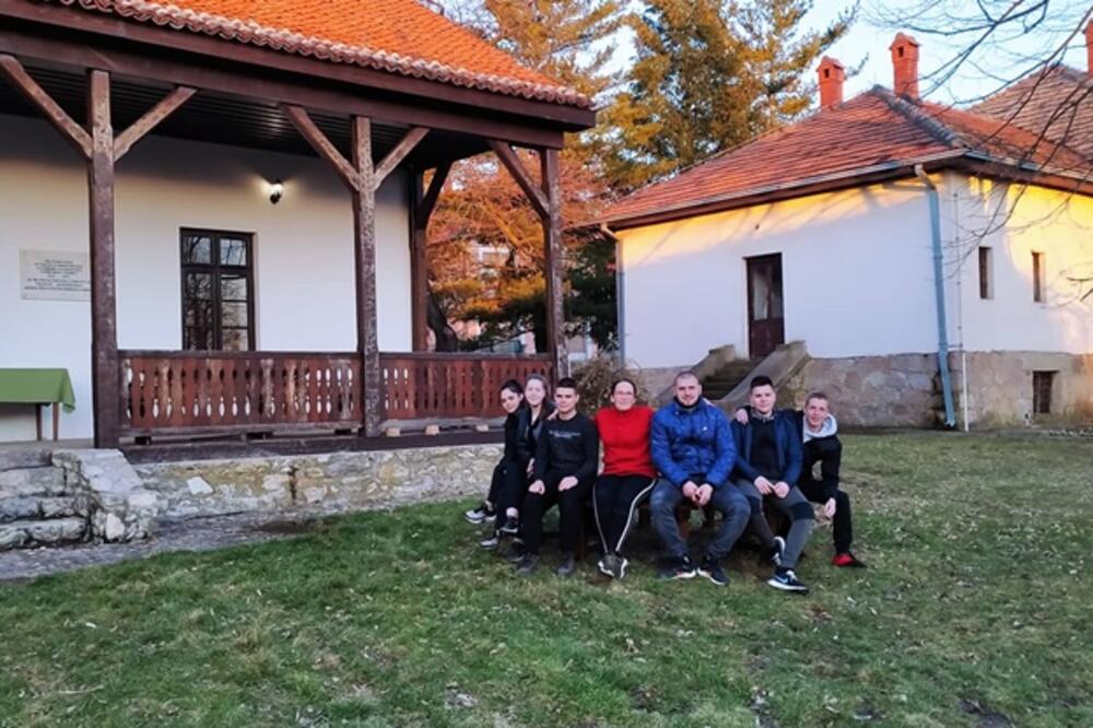 UŽAS, OSKRNAVLJENA KUĆA JEDNOG OD NAJVEĆIH SRPSKIH PISACA! Složni meštani se organizovali U INAT VANDALIMA (FOTO)
