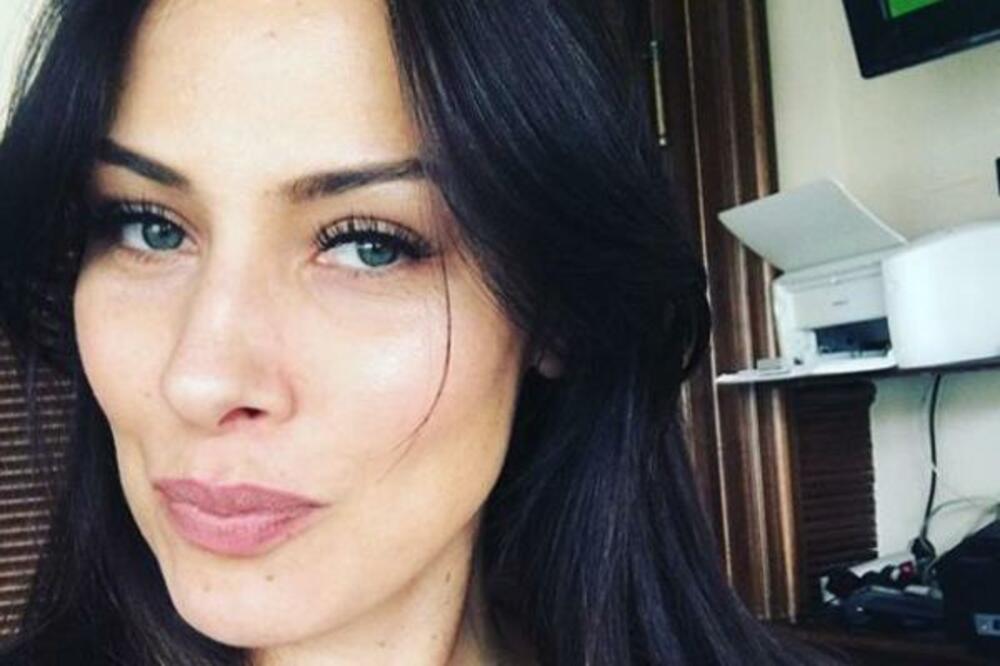 DUGO GA JE ČEKALA! NAJLEPŠA SRPSKA MANEKENKA PONOSNO POZIRALA SA SINOM: Pokazala ga javno na VAŽAN dan! (FOTO)