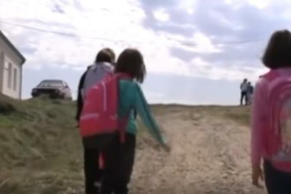 JOVIČIĆI SU BEOGRAD ZAMENILI ZA TRNOV LAZ: Sad sa četvoro dece žive NA PLANINI, neretko su ODSEČENI OD SVETA (FOTO)