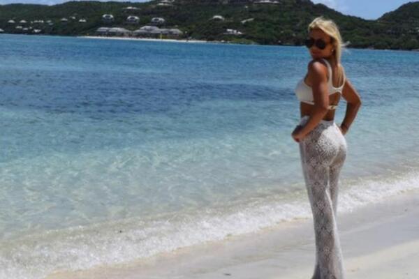 NAŠEG SMAJLIJA ZAVELA PLAVOKOSA LEPOTICA: Saigrači ga prozivaju da je ubo trojku van terena! Njihova ljubav cveta!