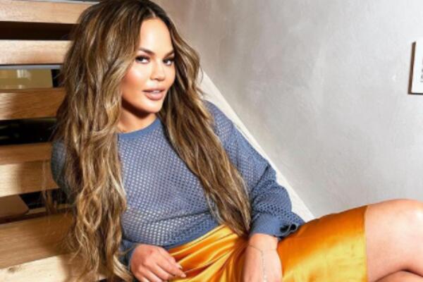 POZNATA MANEKENKA POZIRALA GOLIH GRUDI, A MALI SIN JOJ IZMEĐU NOGU: Svet ZGROŽEN FOTKOM, bruka i sramota! (FOTO)