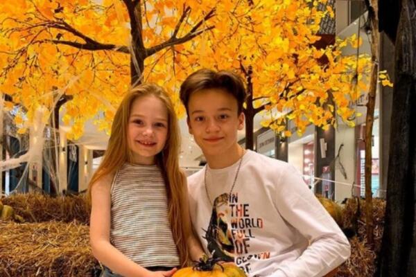 NAJMLAĐA BLOGERKA NA SVETU IMA 7 GODINA I SLIKA SE U GAĆICAMA: Javno se ljubi sa dečkom u krevetu, MAJKA SVE GLEDA!