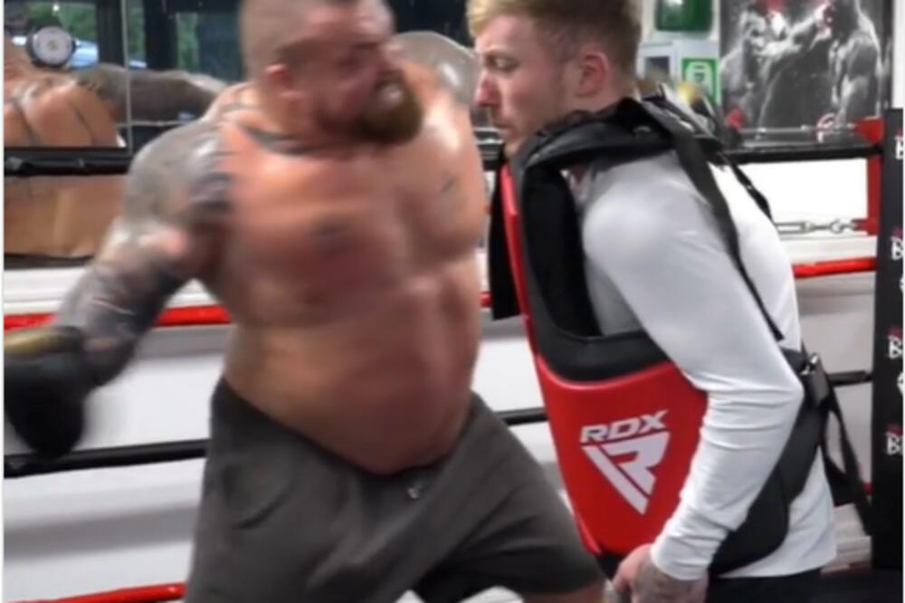 POMERIO MI JE MOZAK! Dozvolio je najjačem čoveku da ga udari svom snagom i gorko se pokajao! (VIDEO)