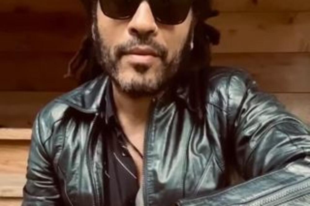 ČUVENI ROKER SE SKINUO U 56. GODINI, ŽENE PADAJU U NESVEST: Čoveče, ODAKLE ti ovo na stomaku? (FOTO)