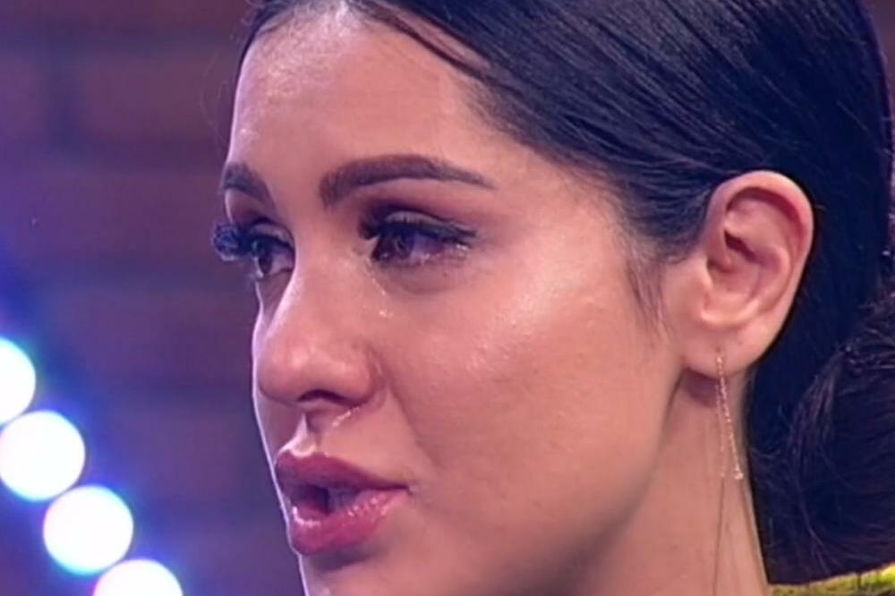 TANJA SAVIĆ PONOVO PROŽIVLJAVA PAKAO, BIVŠI MUŽ SE NE SMIRUJE: Uznemirava je, pljušte PRETNJE zbog sinova!