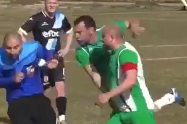 NASILJE NA BUGARSKIM FUDBALSKIM TERENIMA: Igrači i navijači napali sudiju, jadnik pobegao na parking!