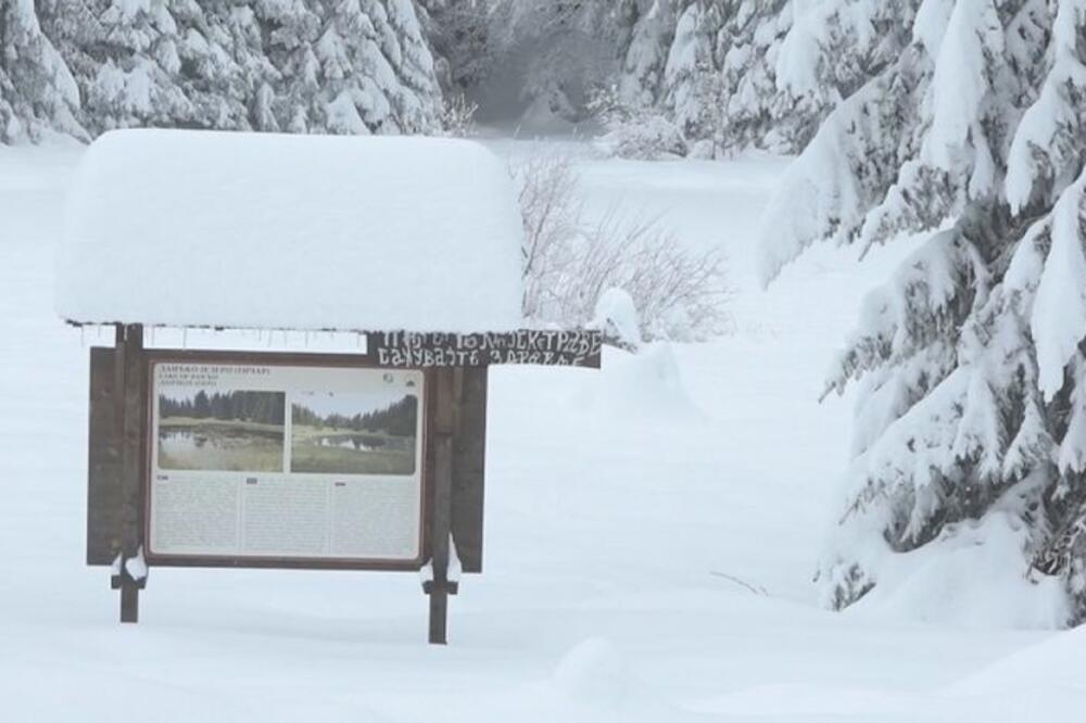 SNEG U NOVOJ VAROŠI SE NE ŠALI: Jak vetar i snežni smetovi zadaju MUKE meštanima planinskih sela
