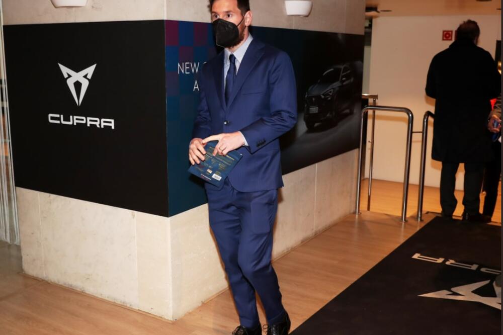 HIT FOTOGRAFIJA MESIJA I MIROTIĆA ZASENILA SVE: Barselona predstavila novog predsednika (FOTO)