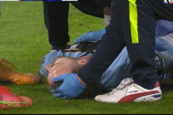PREVIJAO SE OD BOLOVA, STADION ODZVANJAO OD NJEGOVIH URLIKA: Igrač Lacija povredio "samo" mali prst?! (VIDEO)