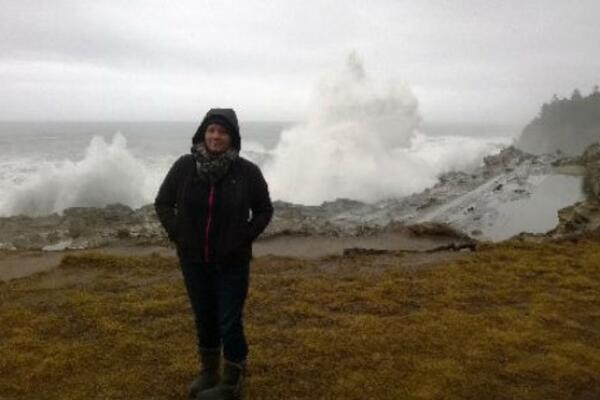 SLIKAO JE ŽENU ISPRED TALASA, a pogledajte ŠTA JE SNIMIO! Kune se da nije fotomontaža (FOTO)