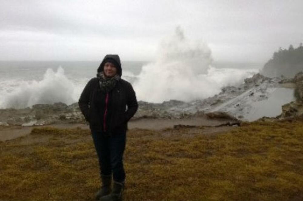 SLIKAO JE ŽENU ISPRED TALASA, a pogledajte ŠTA JE SNIMIO! Kune se da nije fotomontaža (FOTO)