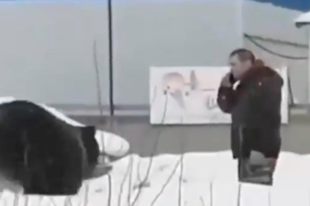 RUS PRIČAO TELEFONOM, KAD GA JE NAPAO MEDVED: Ovo se sve dešava USRED BELA DANA, na ulici! A reakcije... (VIDEO)