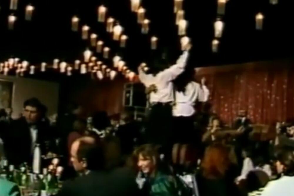 URNEBESNI SNIMAK SA SVADBE BRENE I BOBE, POPOVIĆ PRAVIO LOM:Muzika trešti, ON MEŠA, Brunclikova mu gura pare u gaće