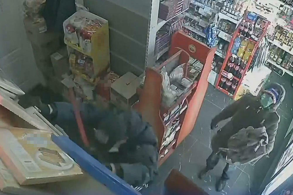 DRAMA NA ZVEZDARI! Policija sprečila veliku štetu, zatečena dvojica sa krmačama i pajserom! (FOTO)